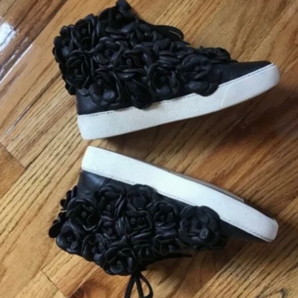 CHANEL CAMELLIA SNEAKERS - Picture 6 of 8